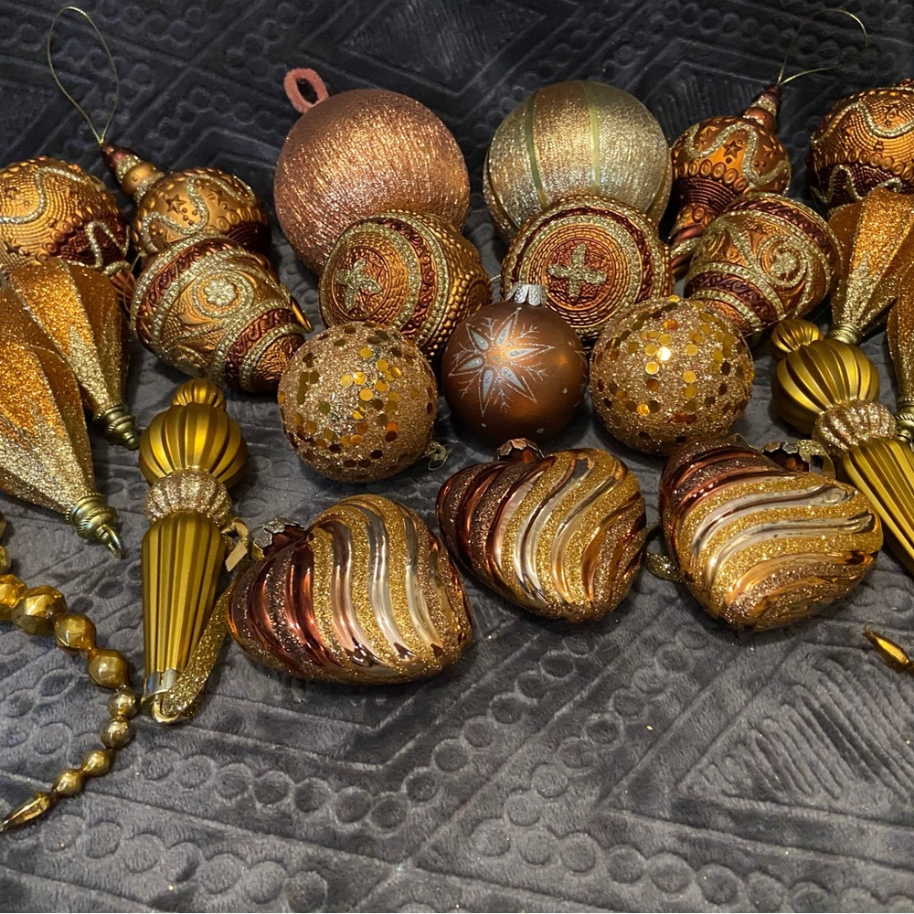 Elegant Gold and Bronze Holiday Unbreakable Ornament Set (lot 21)